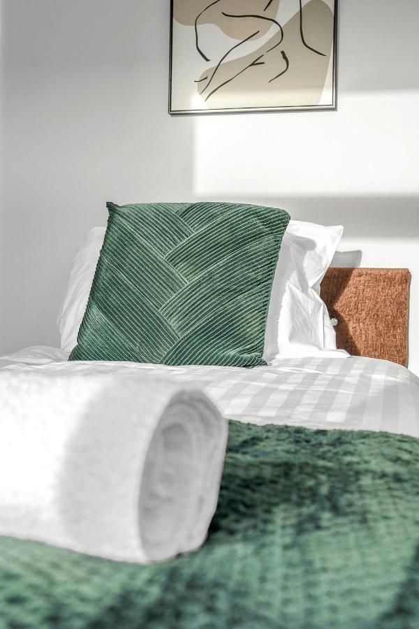 Modern & Spacious 2 Bedroom House - Free Parking - Front & Back Garden - Private Main Door Entrance Edinburgh Exteriér fotografie