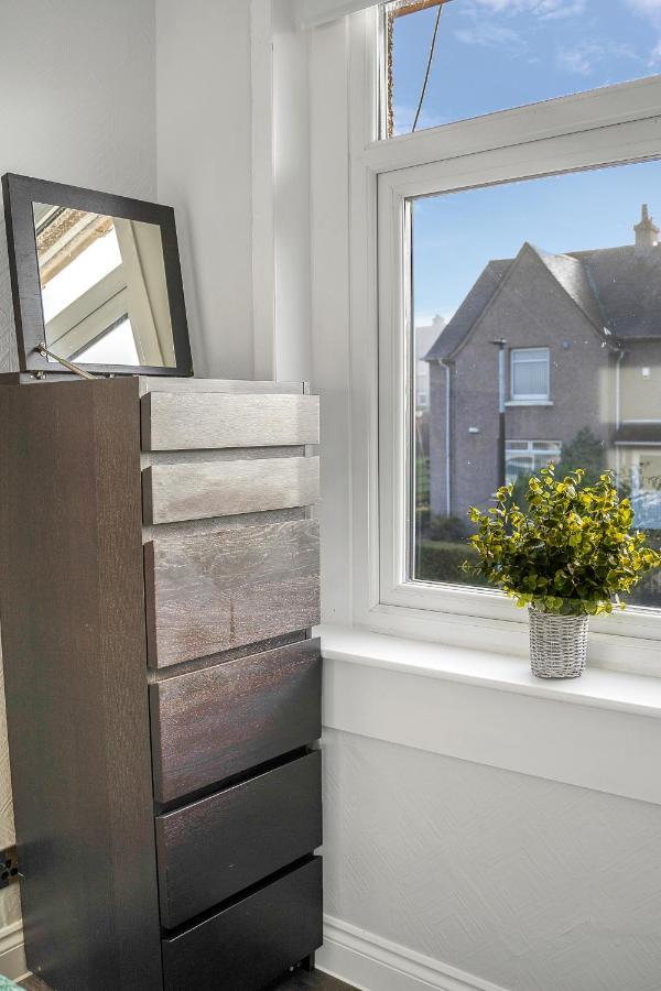 Modern & Spacious 2 Bedroom House - Free Parking - Front & Back Garden - Private Main Door Entrance Edinburgh Exteriér fotografie