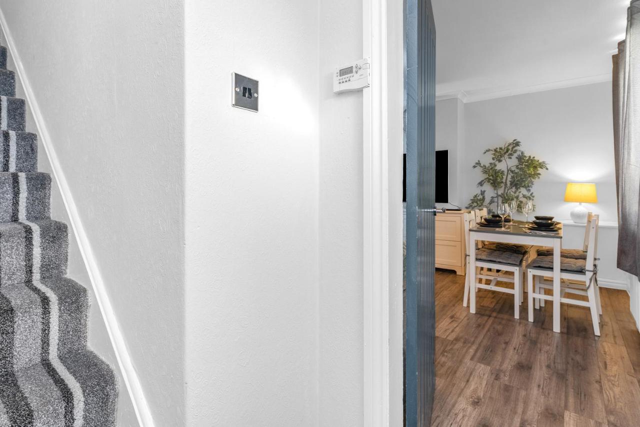 Modern & Spacious 2 Bedroom House - Free Parking - Front & Back Garden - Private Main Door Entrance Edinburgh Exteriér fotografie