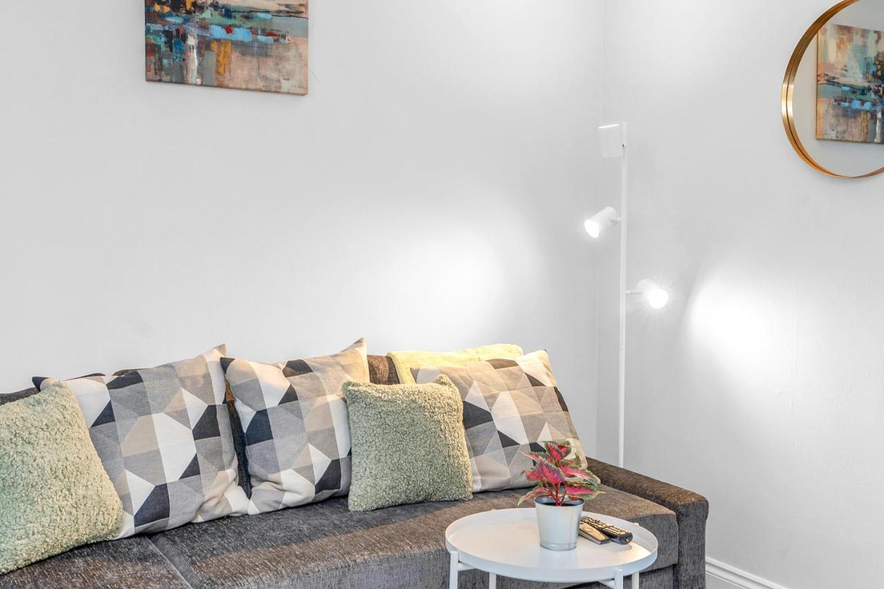 Modern & Spacious 2 Bedroom House - Free Parking - Front & Back Garden - Private Main Door Entrance Edinburgh Exteriér fotografie